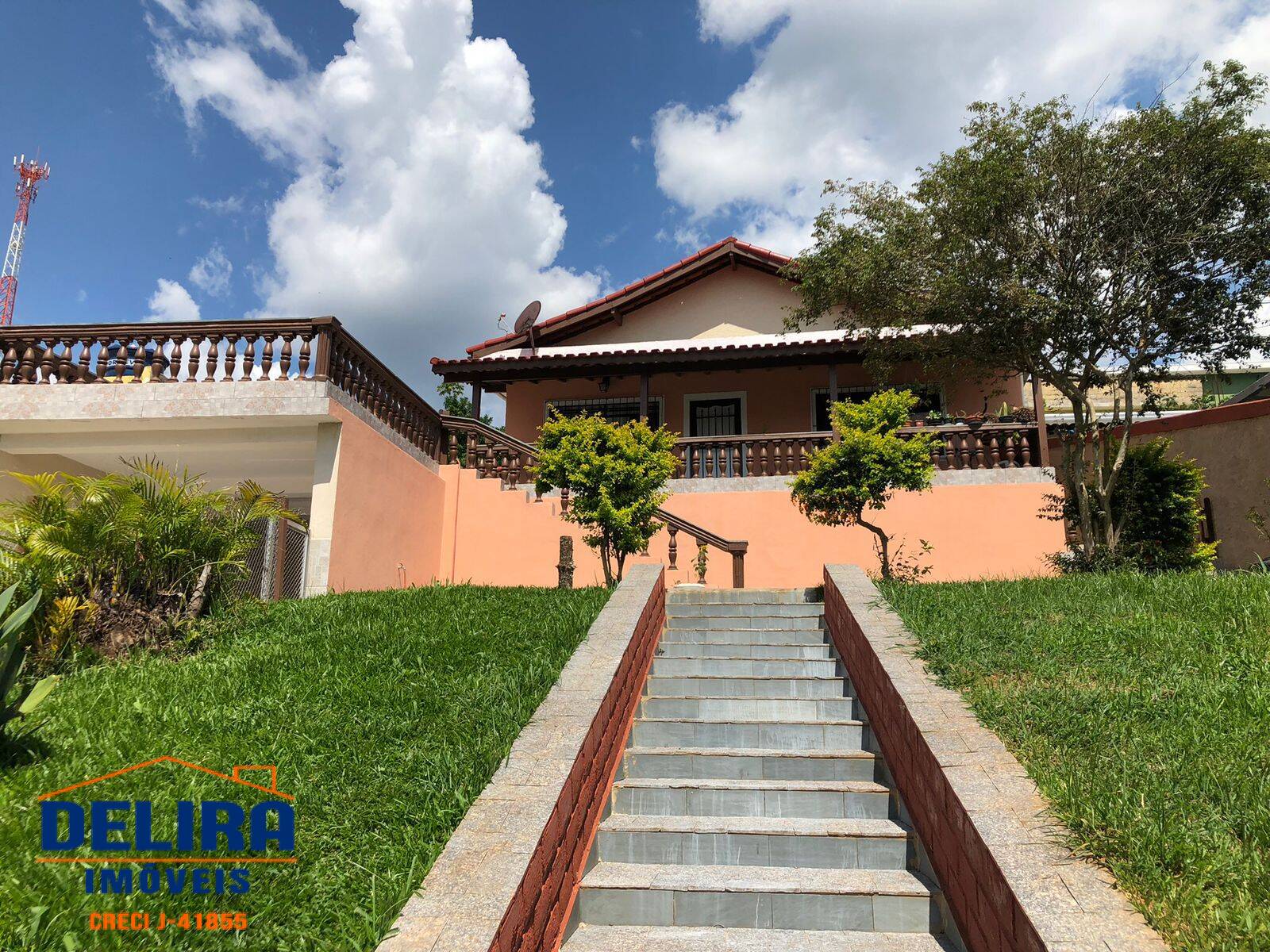 Casa à venda com 3 quartos, 182m² - Foto 1