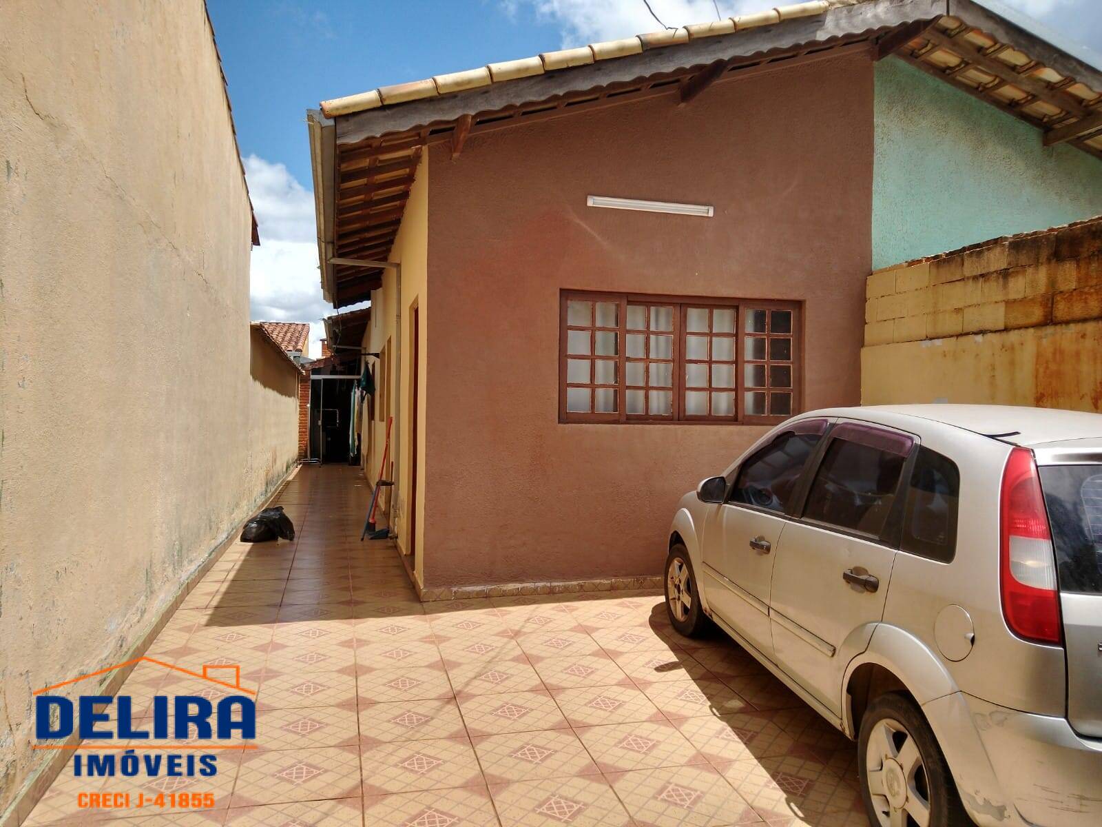 Casa à venda com 2 quartos, 65m² - Foto 1
