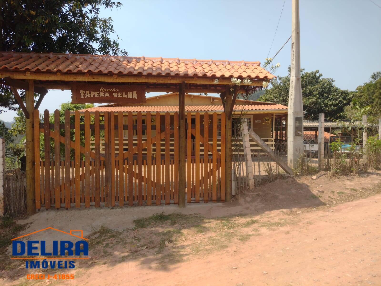 Chácara à venda com 4 quartos, 300m² - Foto 1